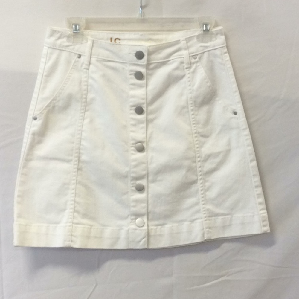 White mini denim skirt, front pockets